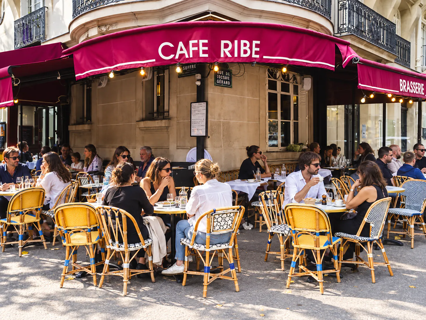 Façade et terrasse du Café Ribe, brasserie parisienne près de la tour Eiffel