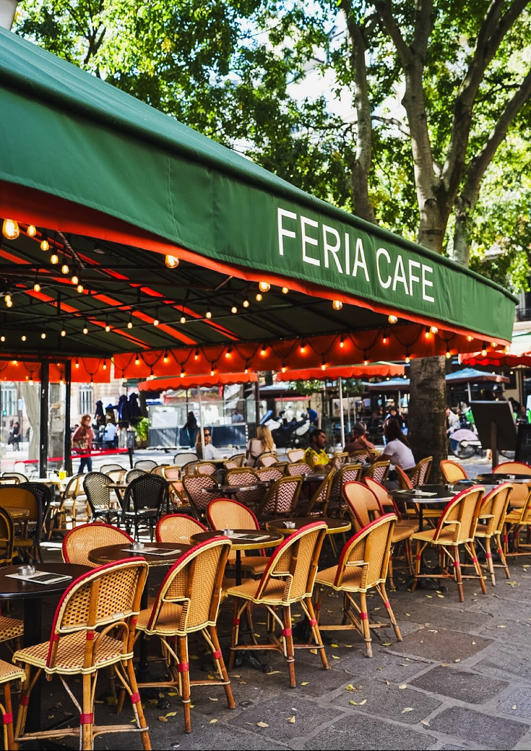 Ambiance festive et terrasse du Féria Café dans le Marais