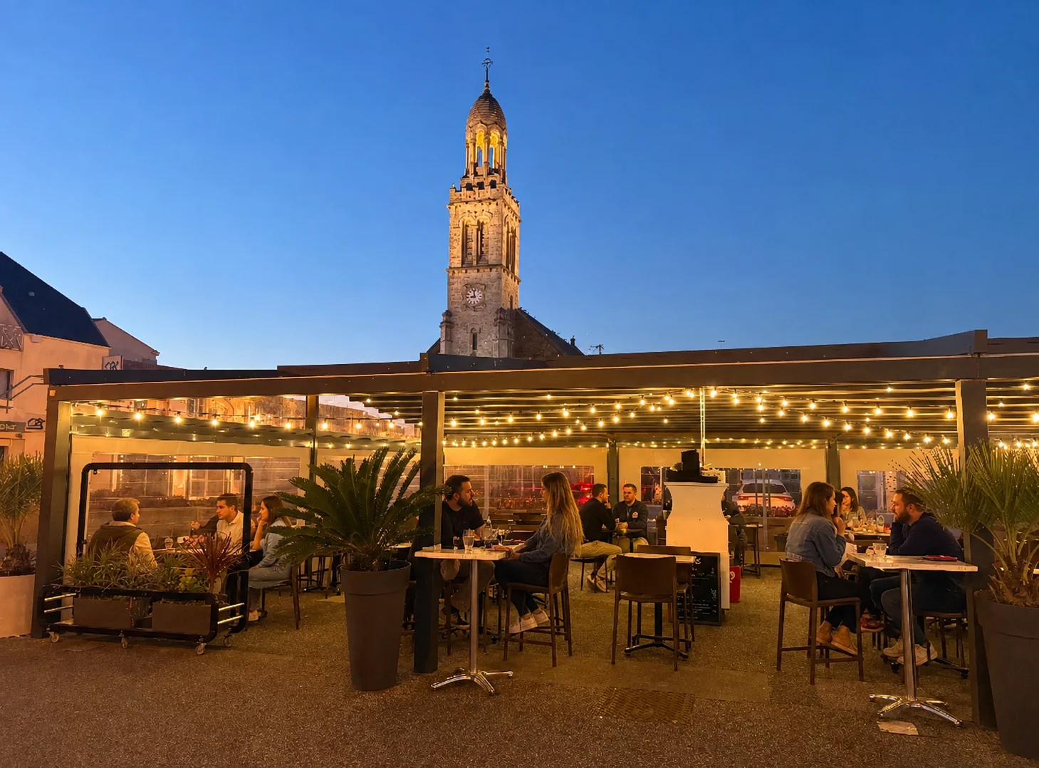 Grande terrasse couverte de la Brasserie Le Grand Bleu à Saint-Gilles-Croix-de-Vie
