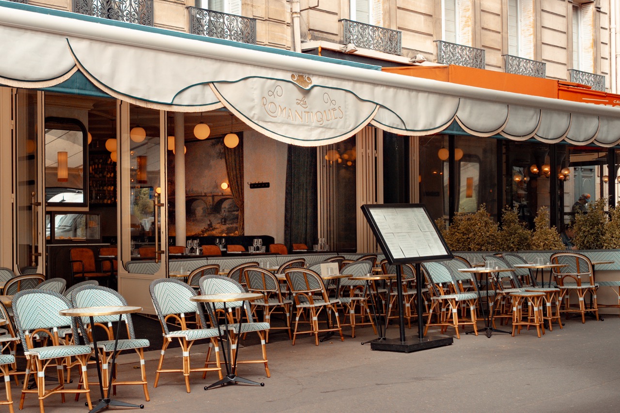 Façade et terrasse du restaurant Les Romantiques près de l’Alma