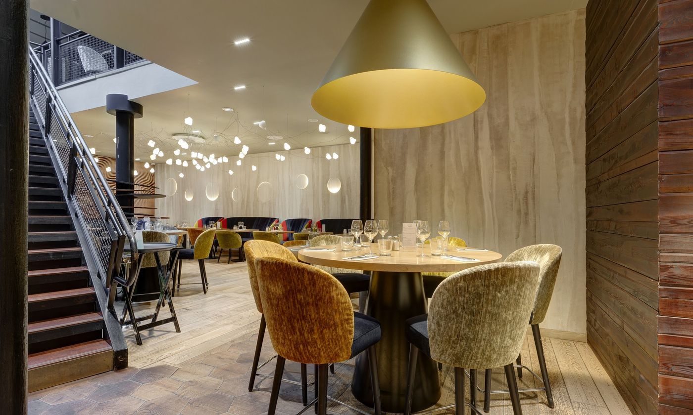 Salle élégante de L’Apostrophe, brasserie gastronomique à Reims
