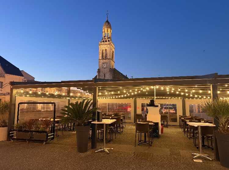 Terrasse couverte de la brasserie Le Grand Bleu