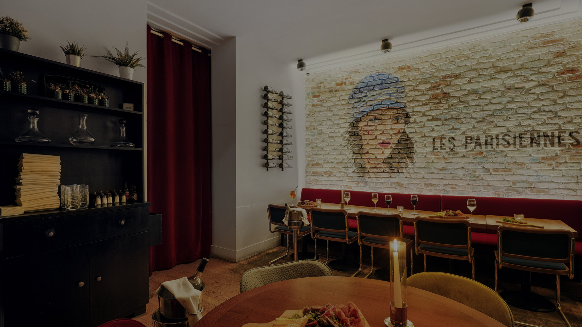 Salle du restaurant Les Parisiennes près de la tour Eiffel