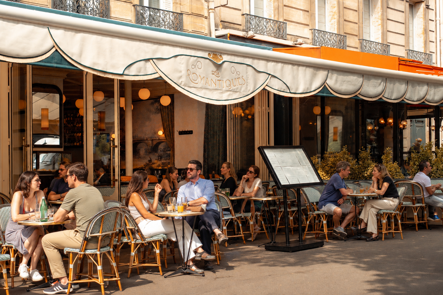 Façade et terrasse du restaurant Les Romantiques près de l’Alma